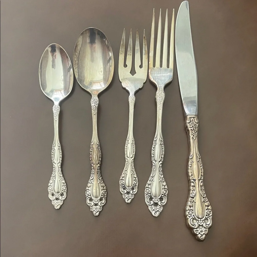 Oneida Victorian Classic Silverplate Elegant Silver Set for 8 + Hostess Set